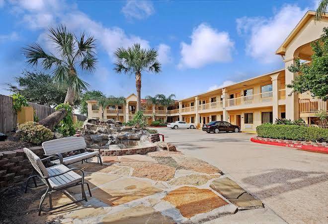 Super 8 by wyndham houston hobby airport south