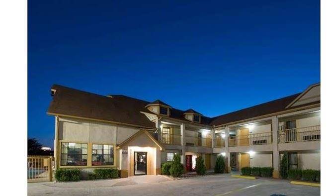 Howard Johnson By Wyndham San Marcos Image
