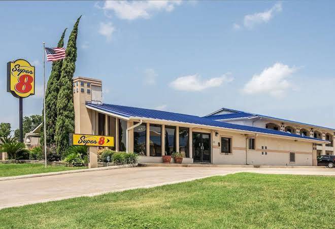 Super 8 By Wyndham San Marcos Image