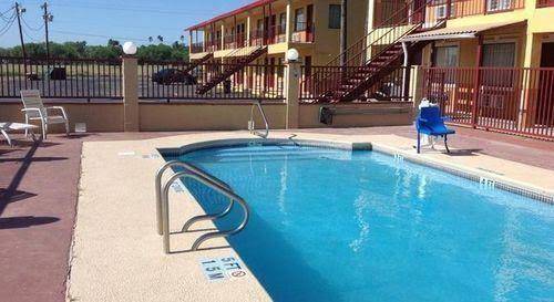 Deluxe Inn Airport Image