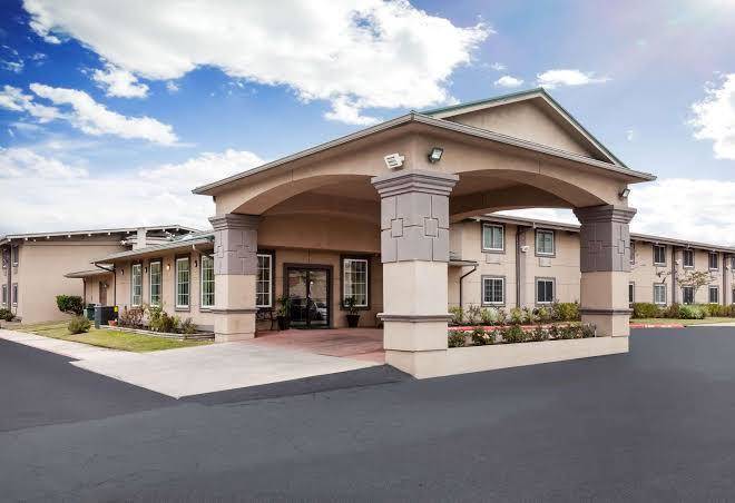 Super 8 By Wyndham Beaumont Image