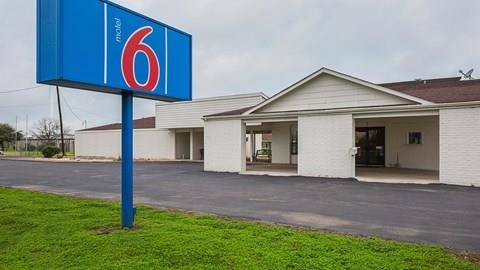 Motel 6 madisonville tx