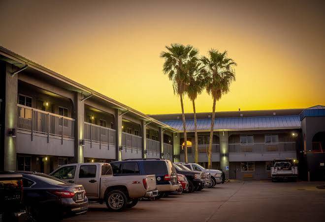 Windwater inn & suites