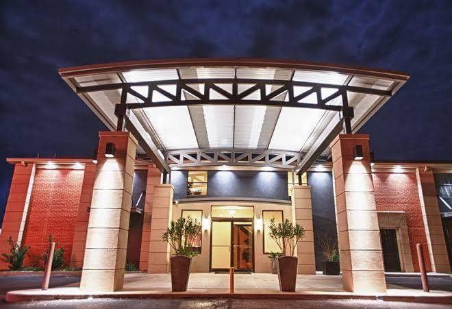 12 oaks hotel