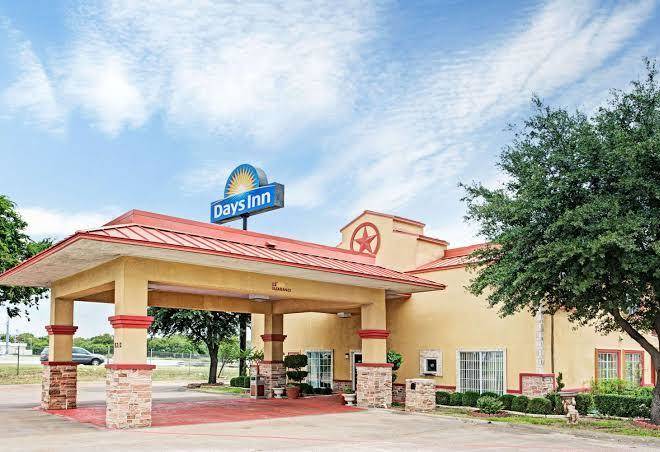Days Inn & Suites By Wyndham Euless Dfw Airport South Image