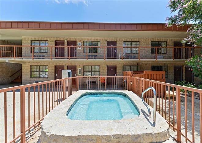 Americas best value inn & suites victoria