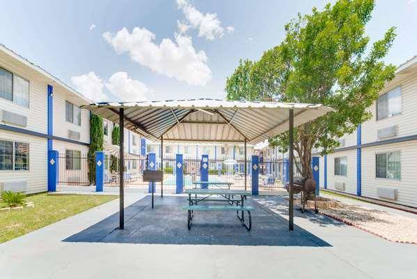 Days Inn & Suites By Wyndham Laredo Image