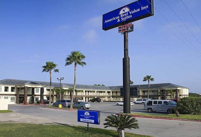 Deluxe inn & suites