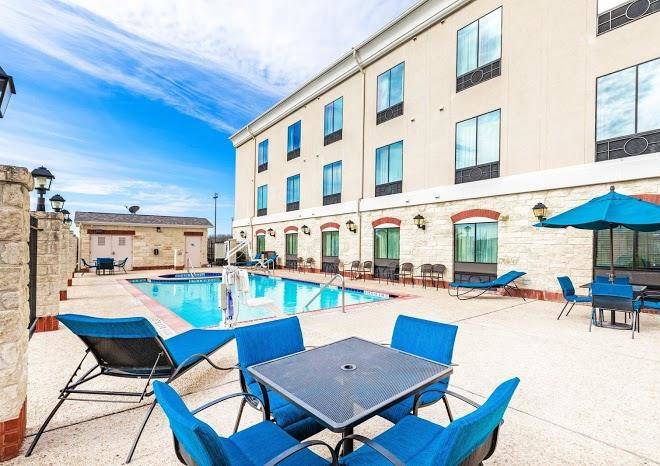 Holiday inn express & suites floresville