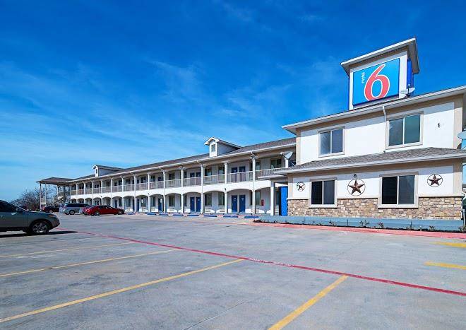 Motel 6 Rhome Image