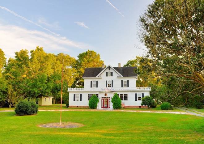 1882 colonial manor inn