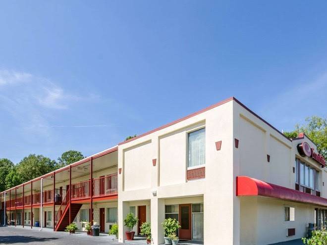 Econo lodge pottery