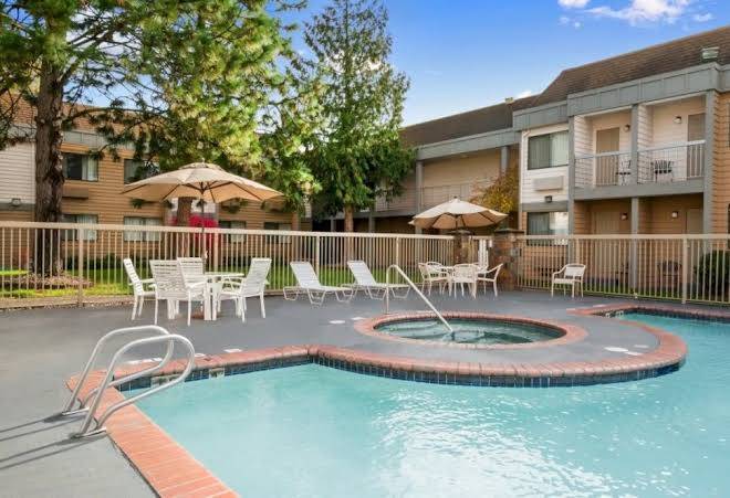 Ramada By Wyndham Kent Seattle Area Image