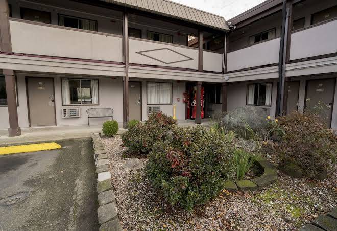 Seatac inn and airport parking