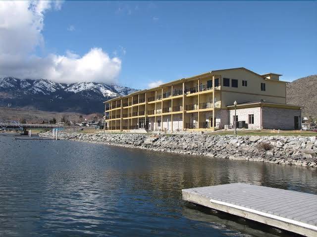 Howard's lakeshore inn