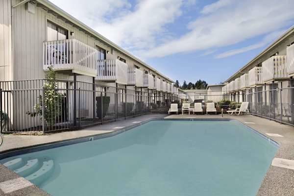 Howard Johnson By Wyndham Tacoma Hotel & Suites