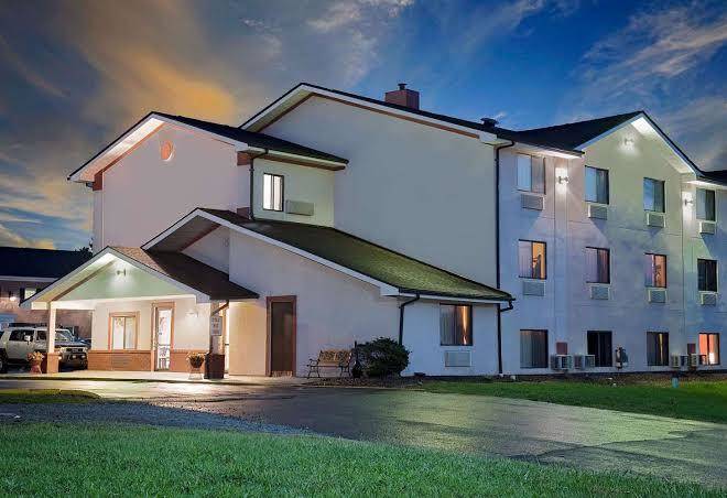 Super 8 By Wyndham Martinsburg Image