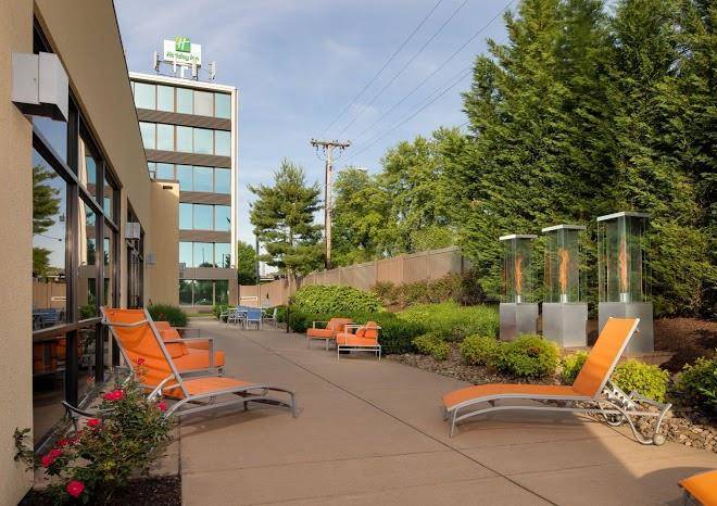 Holiday inn & suites charleston west