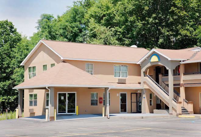 Days Inn By Wyndham Fairmont Image