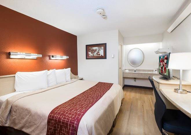 Red Roof Inn Fairmont Image