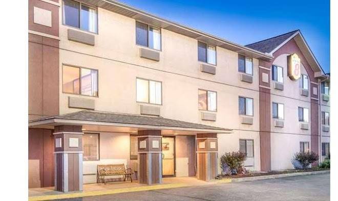 Super 8 By Wyndham Wheeling Image