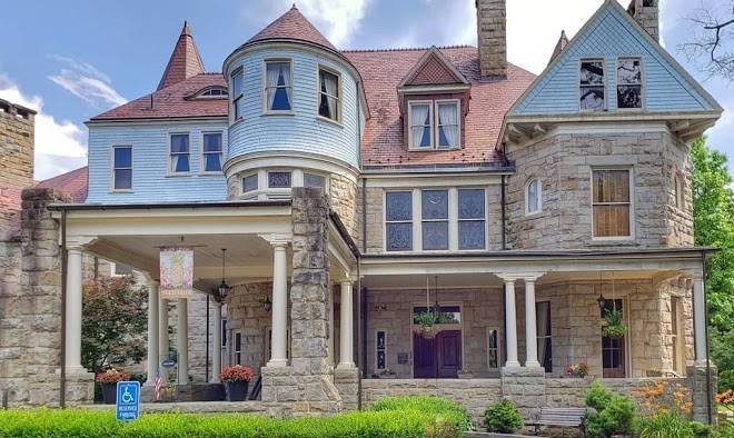 Graceland Inn & Conference Center Image