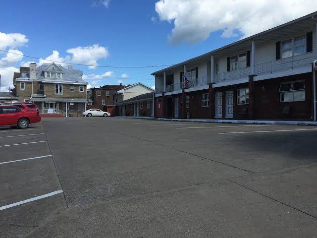 Colonial motel