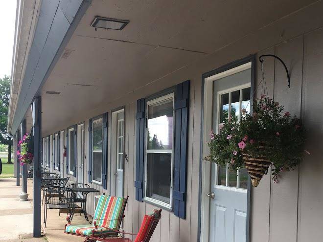 Chain of lakes motel