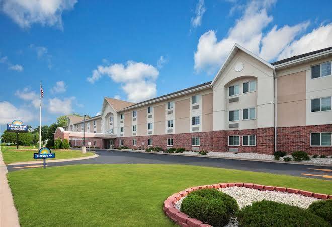 Days inn & suites by wyndham green bay wi