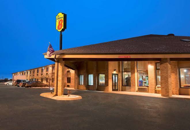 Super 8 by wyndham green bay i 43 bus park