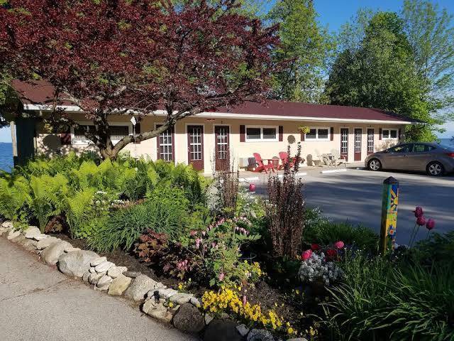 Square rigger harbor motel