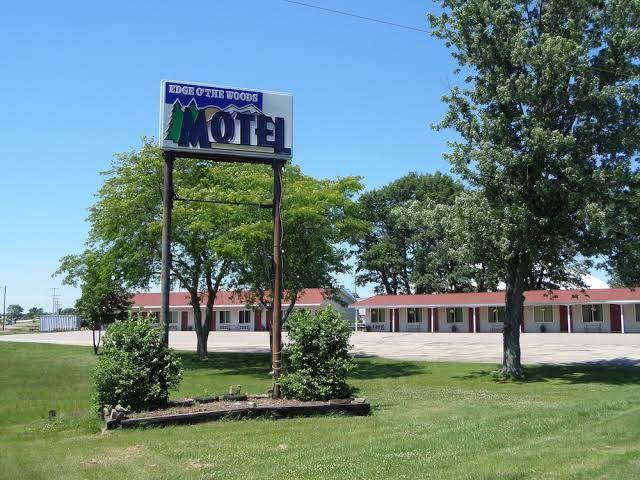 Edge o' the woods motel