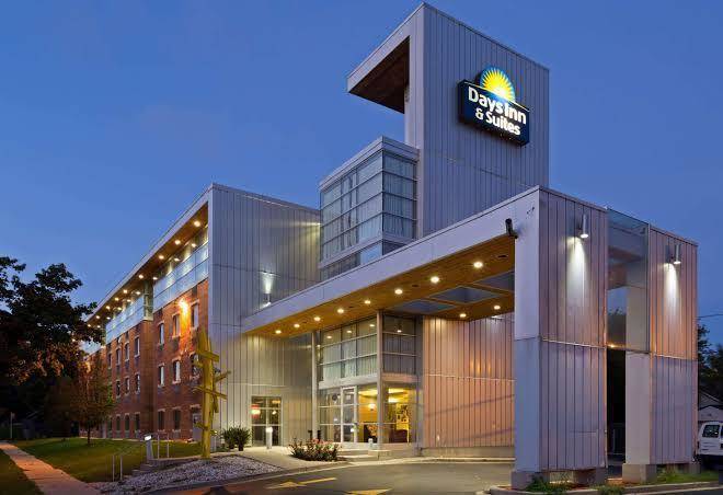 Days inn & suites by wyndham milwaukee