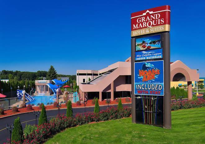 Grand marquis waterpark hotel & suites