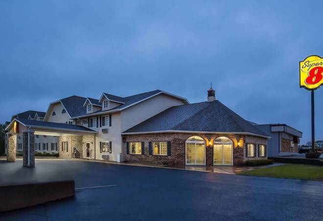 Super 8 by wyndham reedsburg