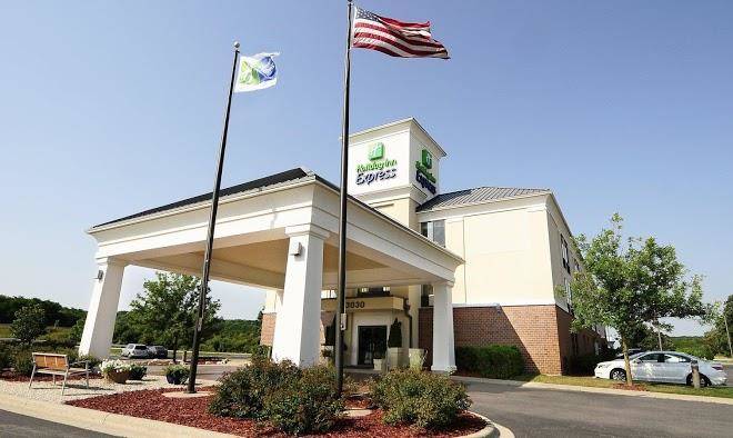 Holiday inn express & suites delafield