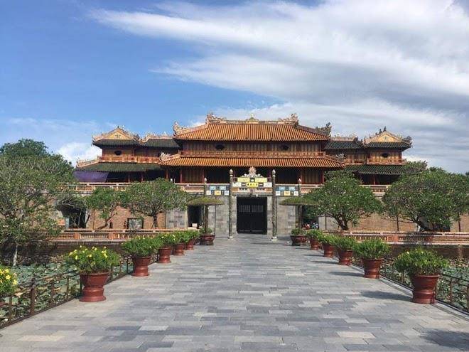 Rising dragon estate hotel