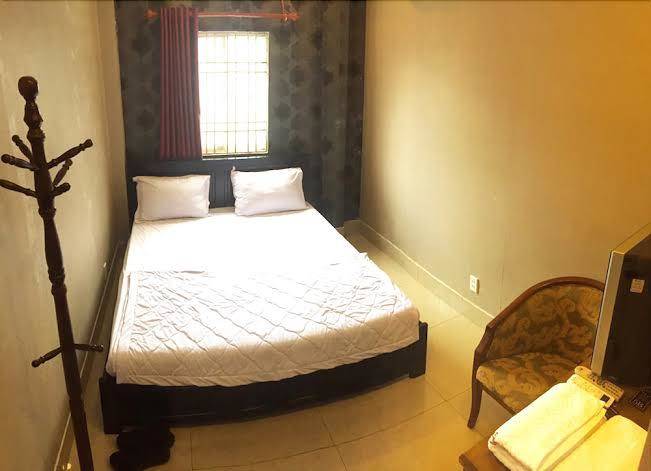 Cheap hotel free airport shuttle