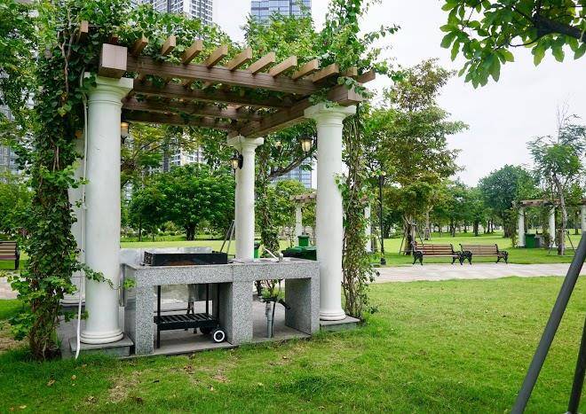 Travelaholic's homestay vinhomes central park
