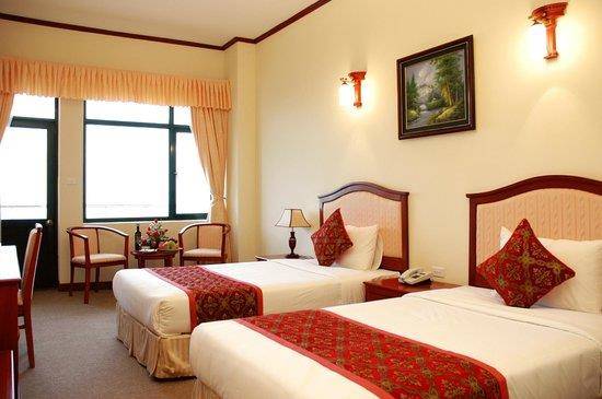 Qunh yn hotel